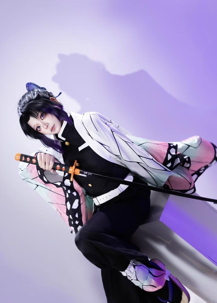 Ảnh cosplay Demon Slayer kiếm sĩ băng trắng quấn chân