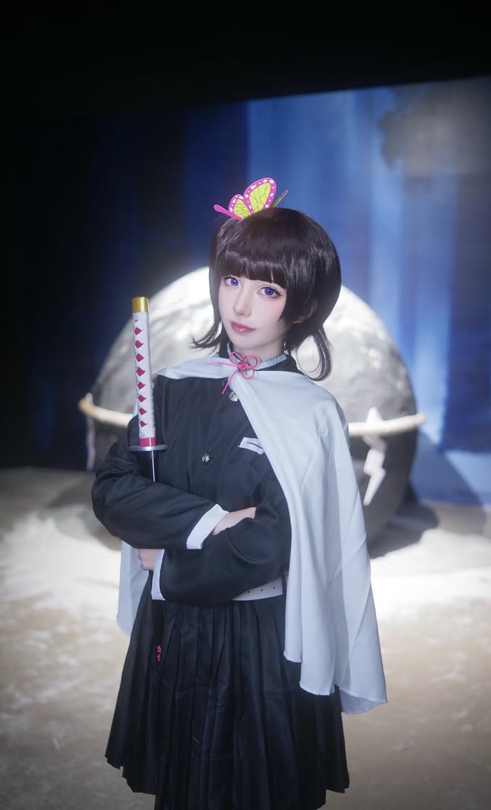 Ảnh cosplay Demon Slayer kiếm sĩ trẻ ánh nhìn xa xăm