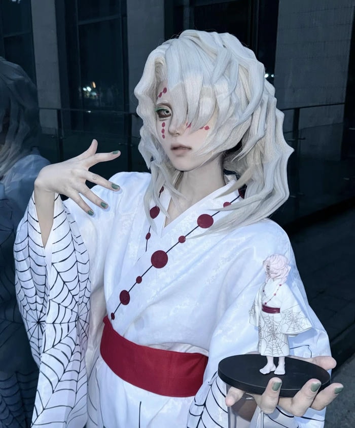 Ảnh cosplay Demon Slayer nhân vật khoác áo choàng trắng tinh