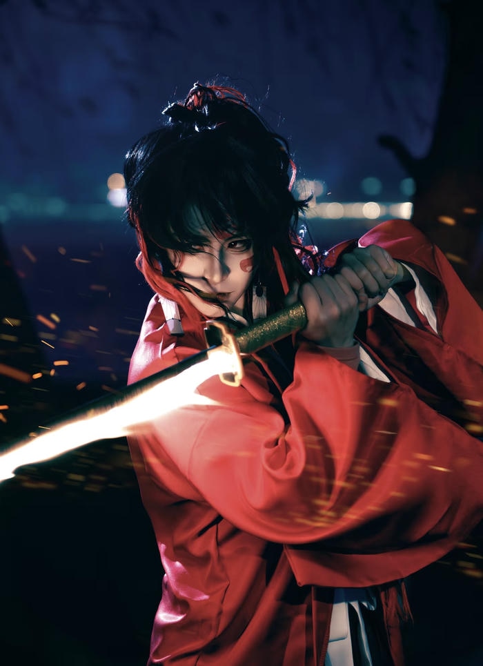 Ảnh cosplay Demon Slayer trụ cột nước ánh nhìn điềm tĩnh