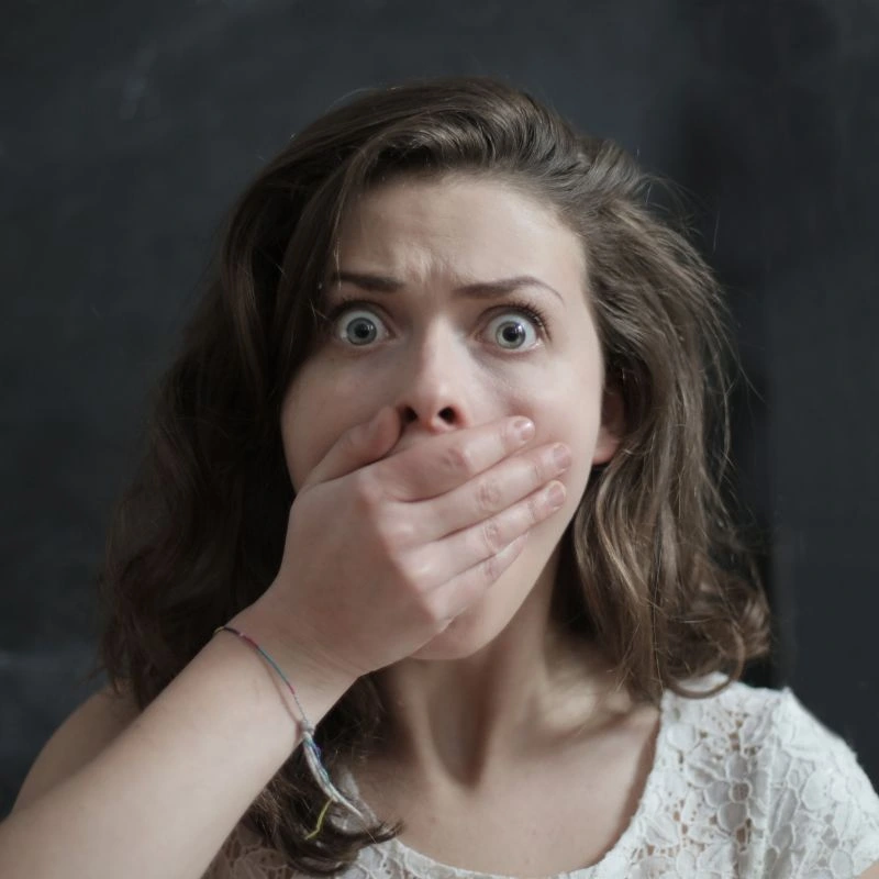 Ảnh meme hốt hoảng với gương mặt sốc tạo cảm giác gây cười