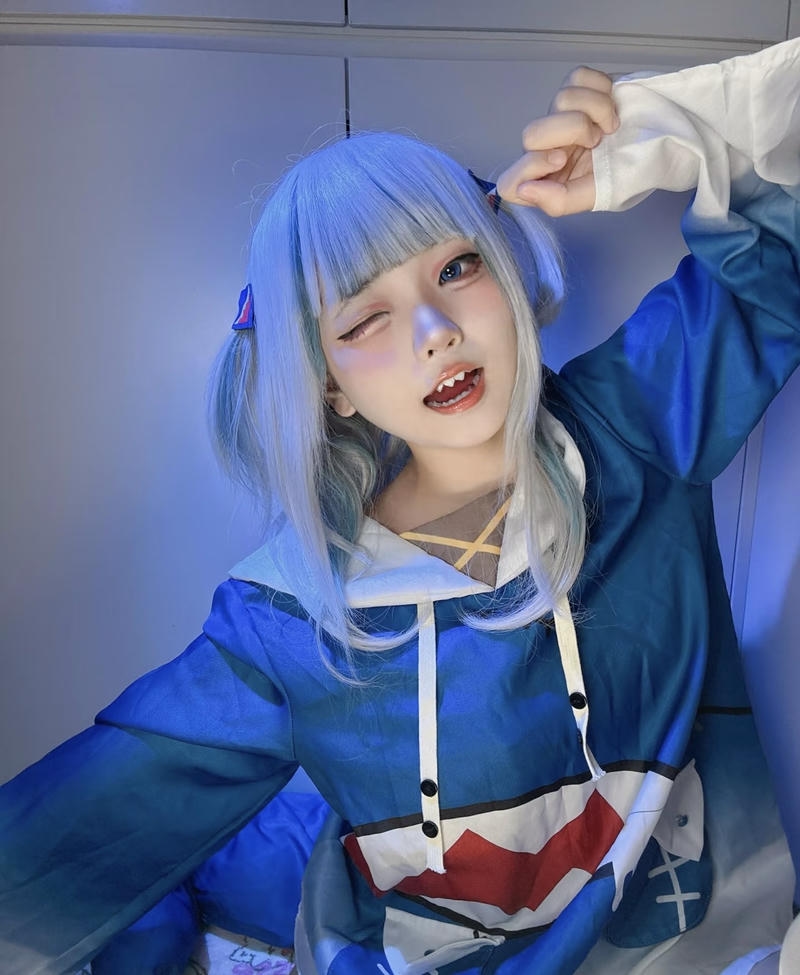 Biểu cảm đáng yêu của cosplayer Yaoyaoqwq Gawr Gura cosplay