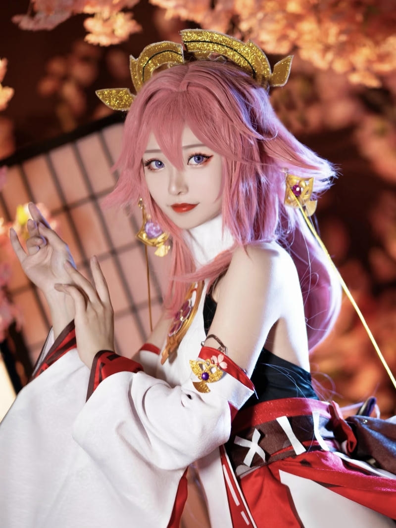 Bức Yae Miko cosplay ánh mắt sâu đầy ẩn ý
