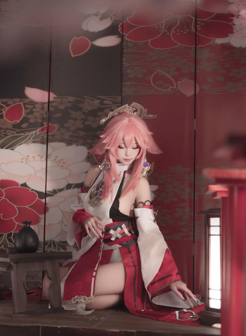 Bức Yae Miko cosplay ánh nhìn đầy mê hoặc