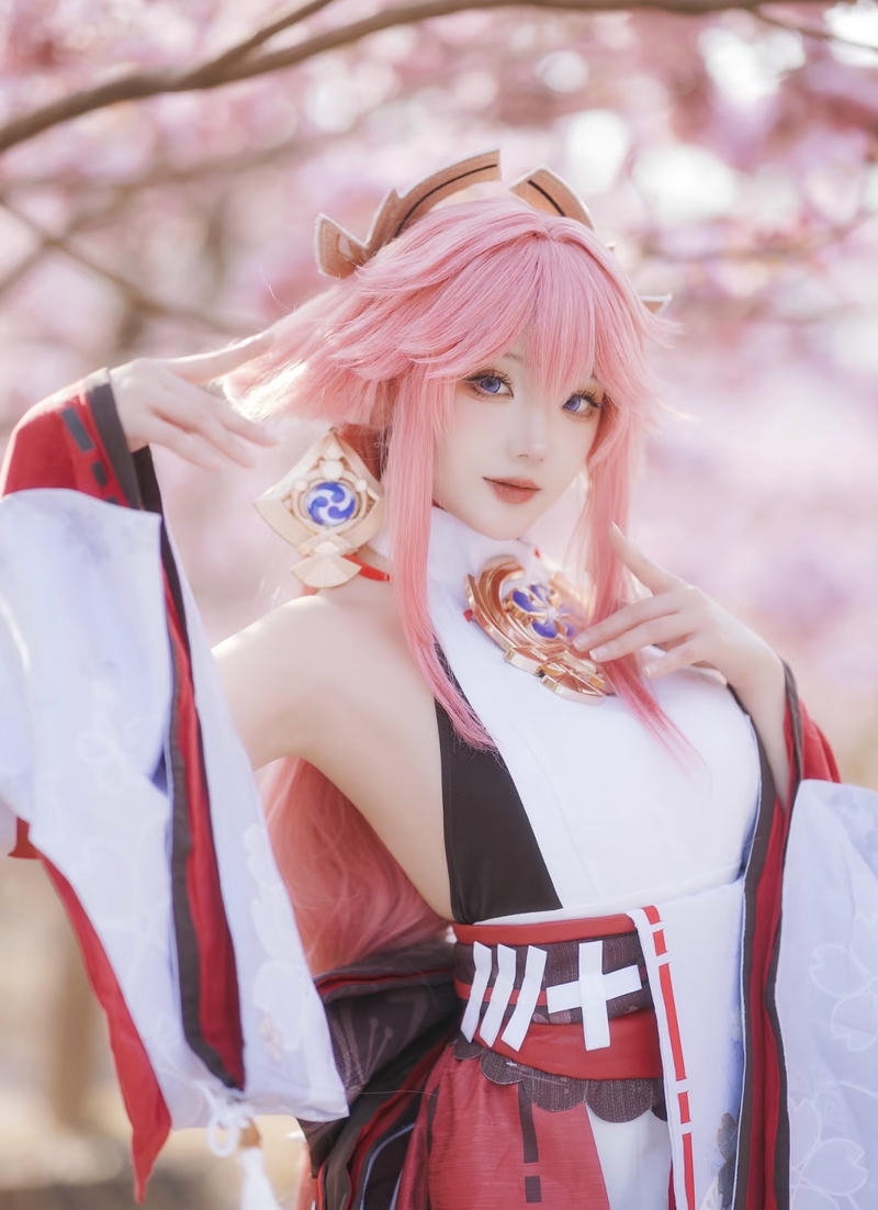 Bức Yae Miko cosplay cùng ánh nhìn tinh quái