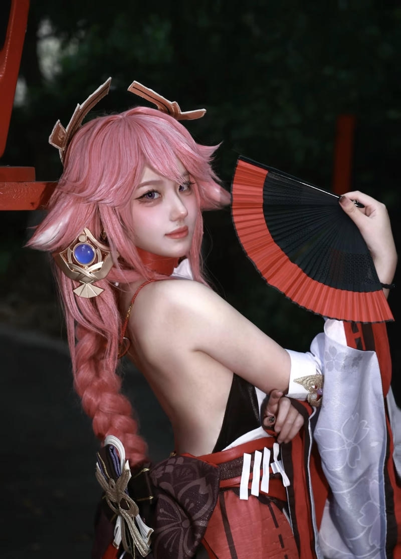 Bức Yae Miko cosplay với ánh mắt đầy chiều sâu