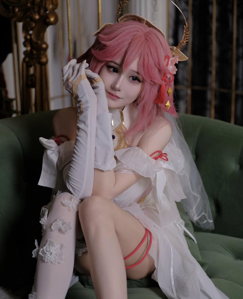 Bức Yae Miko cosplay với biểu hiện giàu cảm xúc