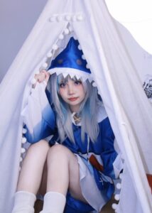 Bức Yaoyaoqwq Gawr Gura cosplay với ánh mắt sáng