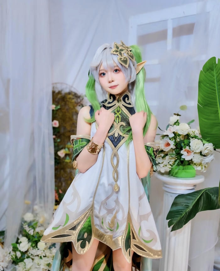 Bức ảnh Nahida cosplay gương mặt tròn ngây thơ