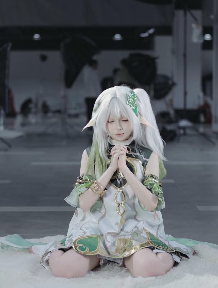 Bức ảnh Nahida cosplay trang phục thêu hoa tinh tế