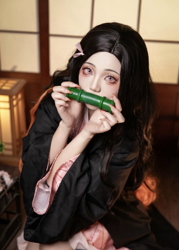 Bức ảnh cosplay Demon Slayer chiến binh đeo khuyên tai hoa văn