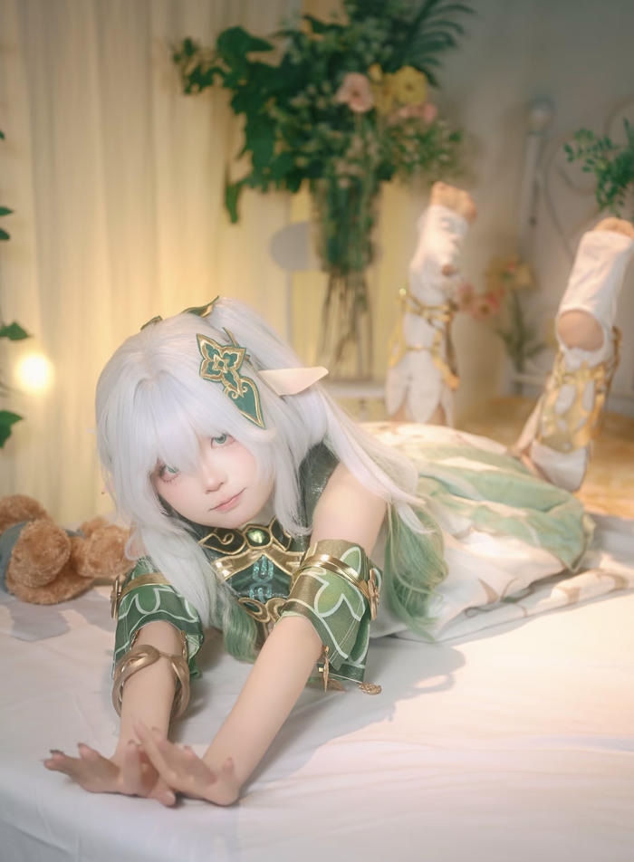 Bức hình Nahida cosplay hiệu ứng hạt bụi lấp lánh