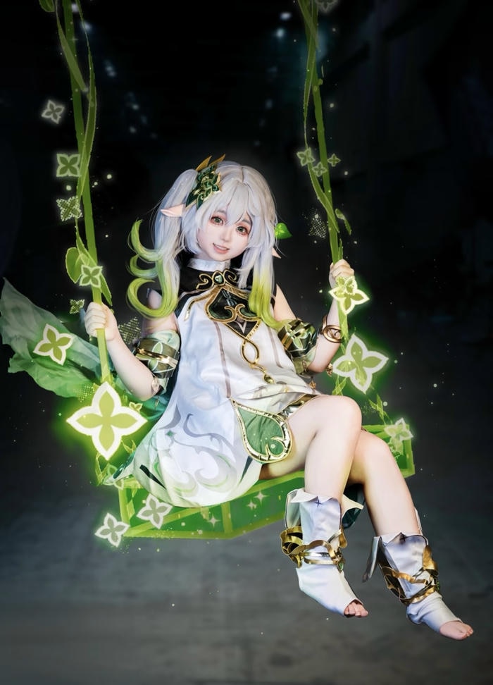 Bức hình Nahida cosplay phong vị thần rừng linh thiêng
