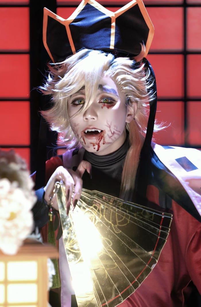 Bức hình cosplay Demon Slayer phản diện ánh mắt sắc lạnh