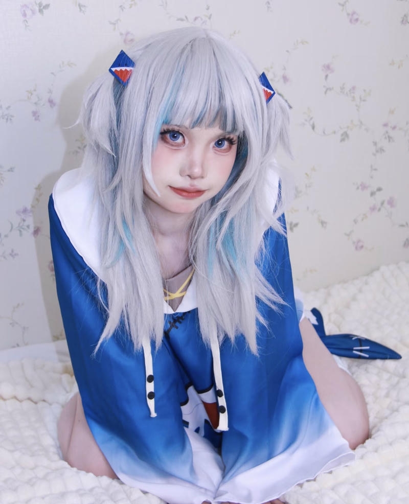 Cosplayer nữ phong cách Gura anime dễ thương nổi bật