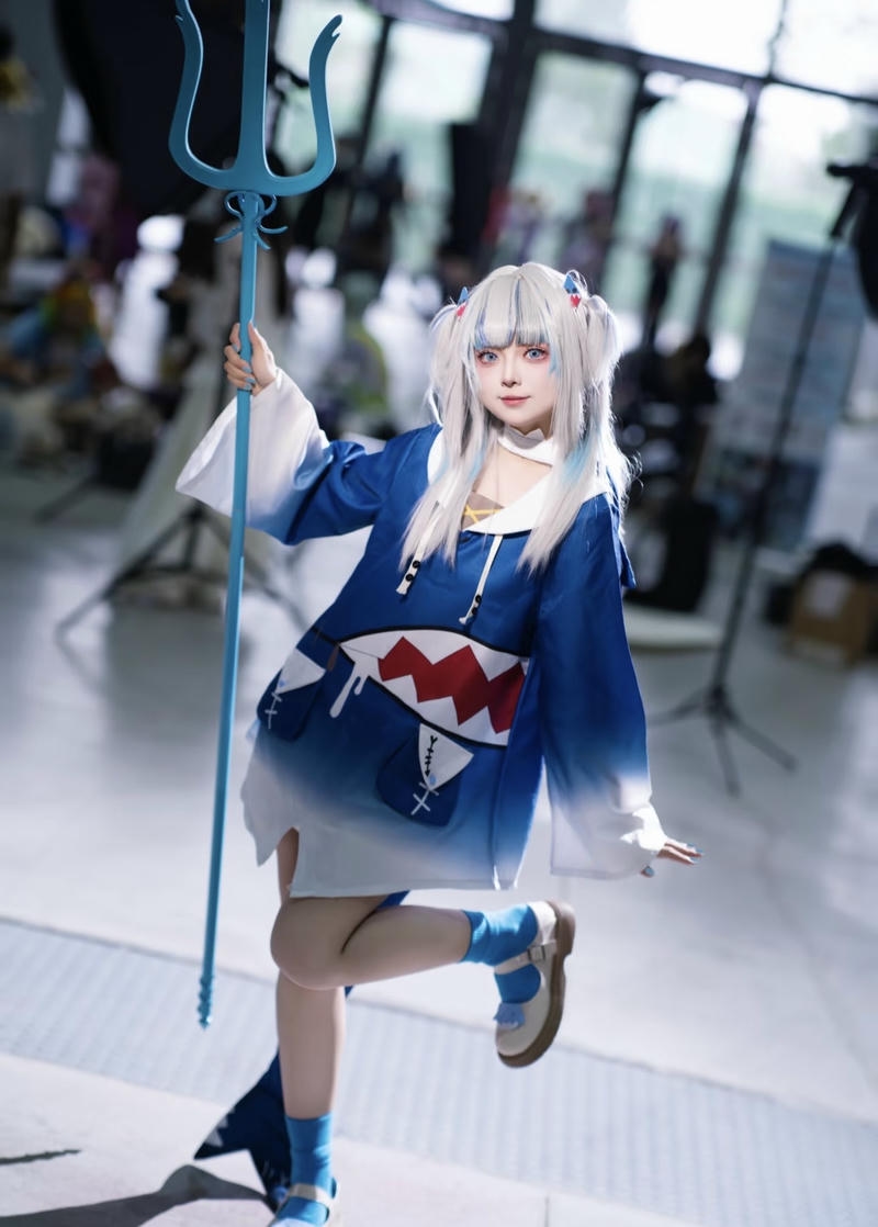 Cosplayer nữ xinh xắn trong ảnh Yaoyaoqwq Gawr Gura cosplay