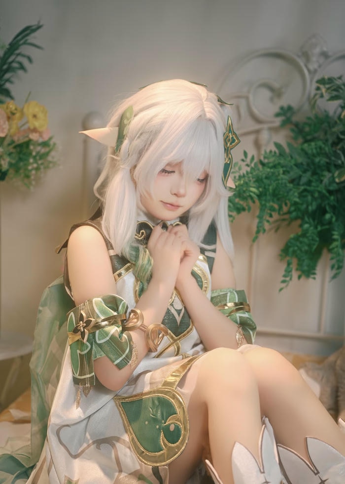 Hình Nahida cosplay dáng đứng bé nhỏ cân đối