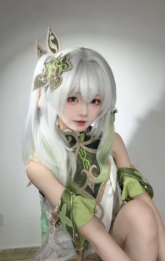 Hình Nahida cosplay hiệu ứng ánh sáng huyền diệu