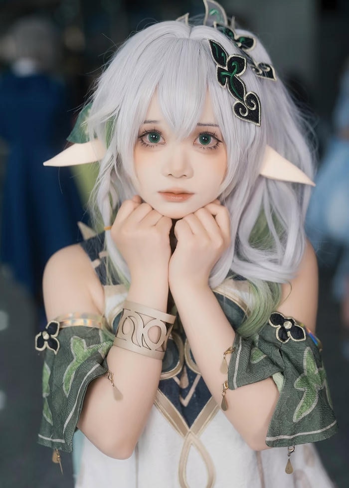 Hình Nahida cosplay tư thế nghiêng đầu đáng yêu