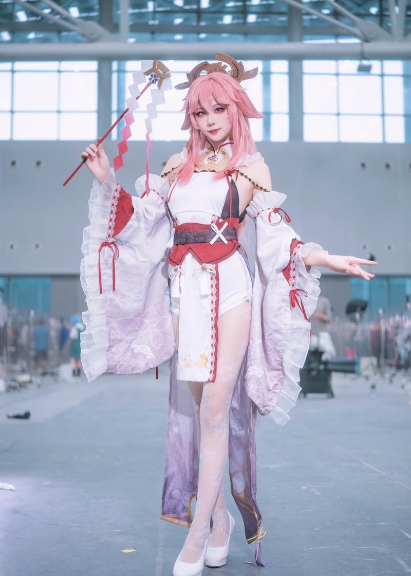Hình Yae Miko cosplay mang cảm giác linh thiêng nhẹ