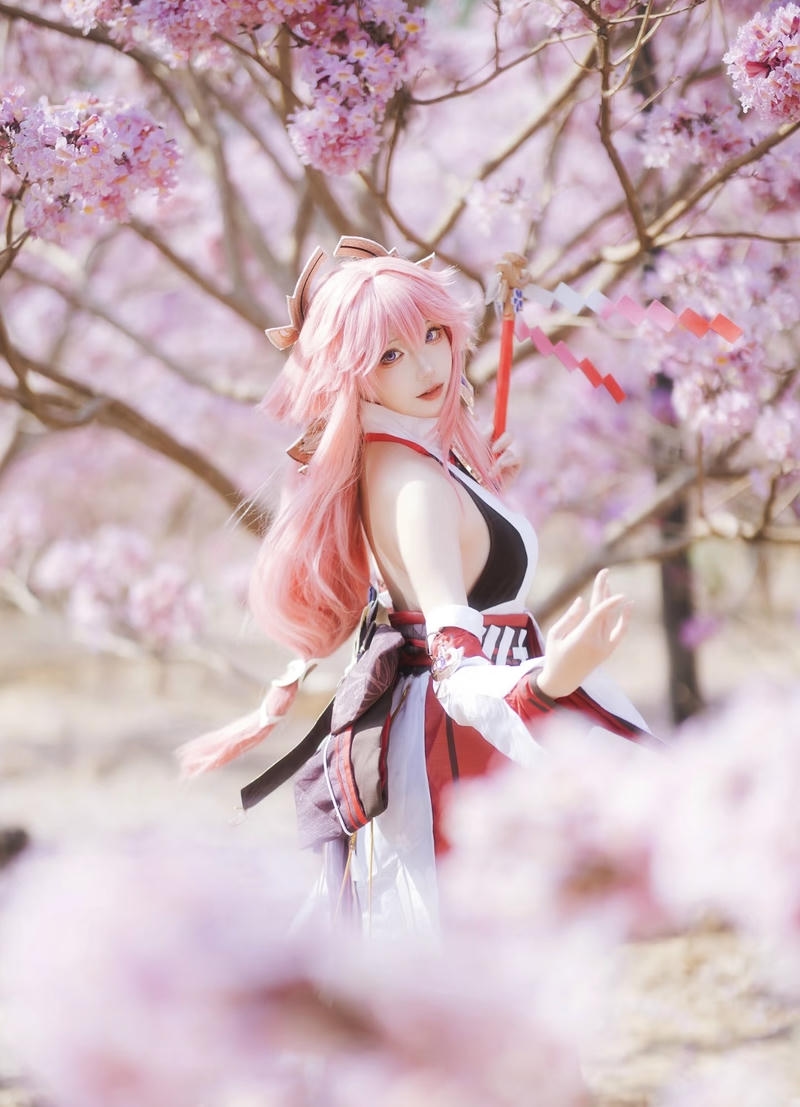 Hình Yae Miko cosplay mang nét thu hút đặc biệt