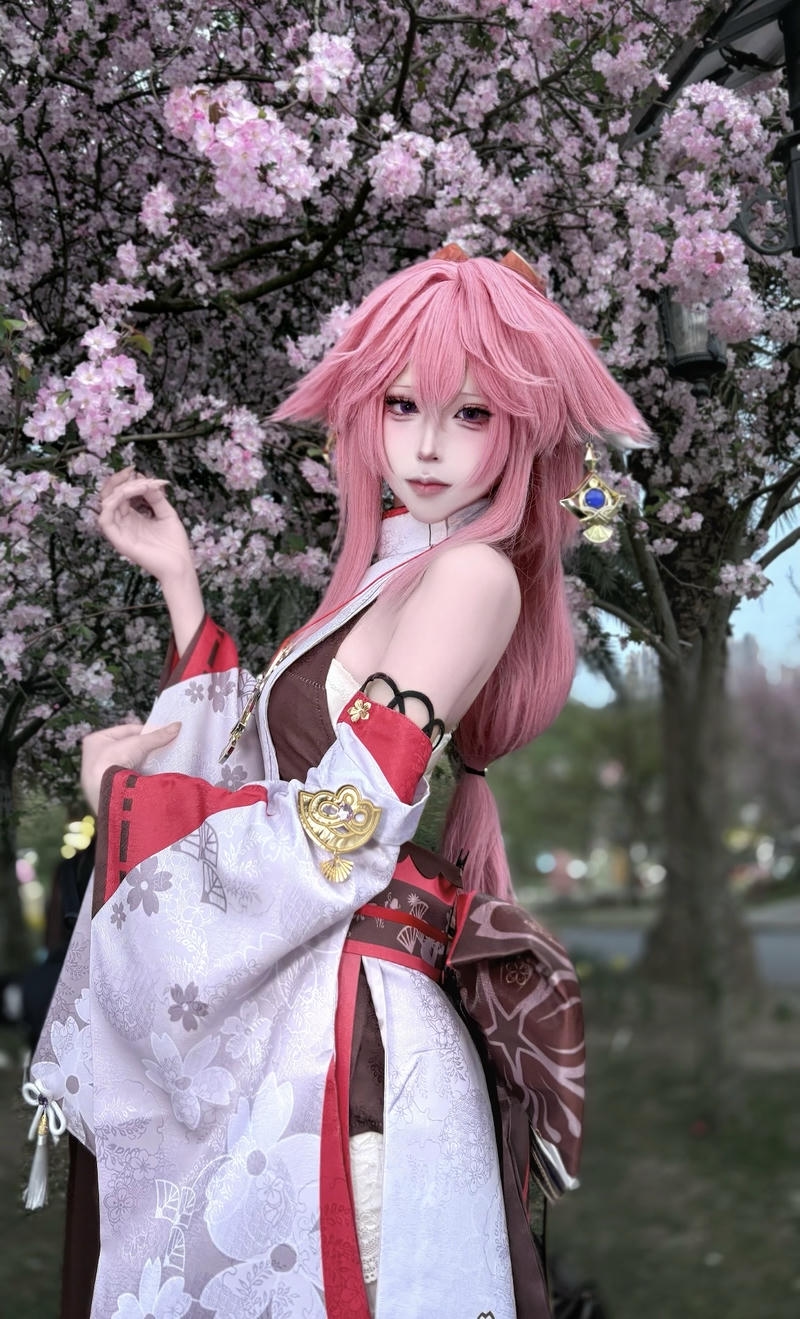 Hình Yae Miko cosplay mang thần thái huyền ảo