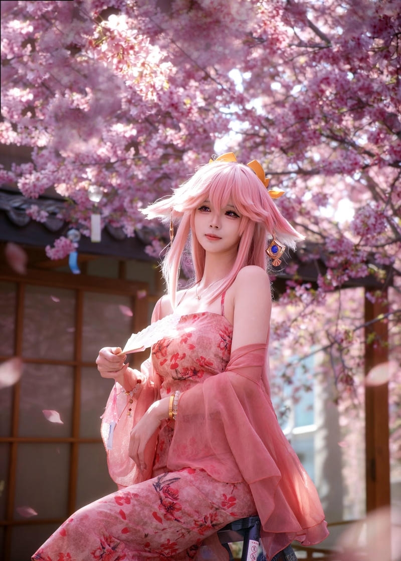 Hình Yae Miko cosplay mang vẻ thanh khiết