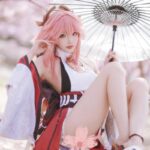 Hình Yae Miko cosplay mang vẻ thanh tao