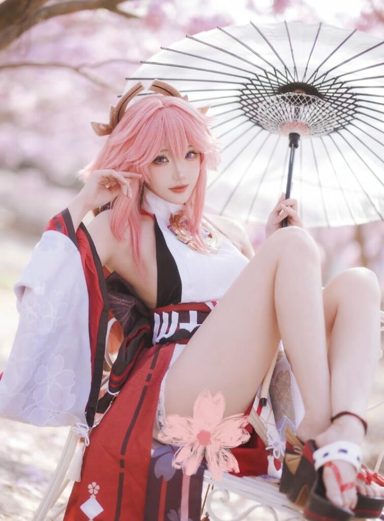 Hình Yae Miko cosplay mang vẻ thanh tao