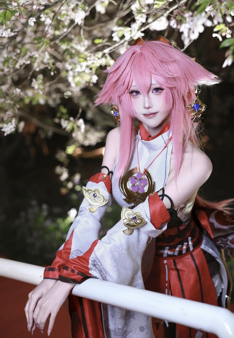 Hình Yae Miko cosplay phong cách pháp sư Inazuma quyến rũ