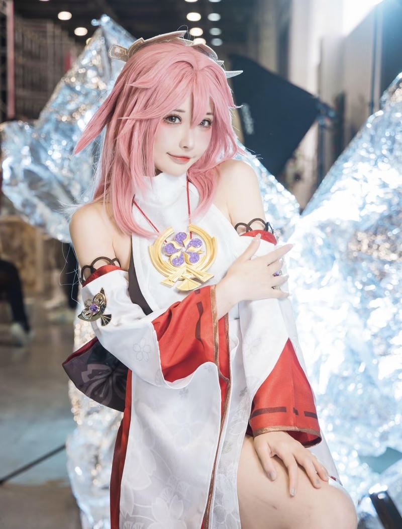 Hình Yae Miko cosplay trong không gian mở với ánh sáng dịu