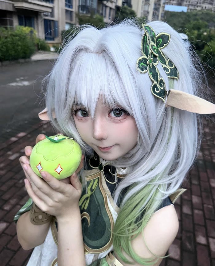 Hình ảnh Nahida cosplay biểu cảm hiền hòa đáng mến