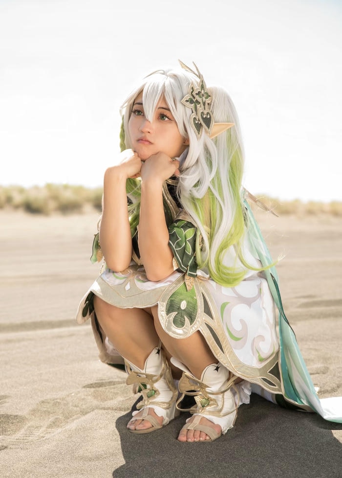 Hình ảnh Nahida cosplay đôi chân trần nhỏ xinh
