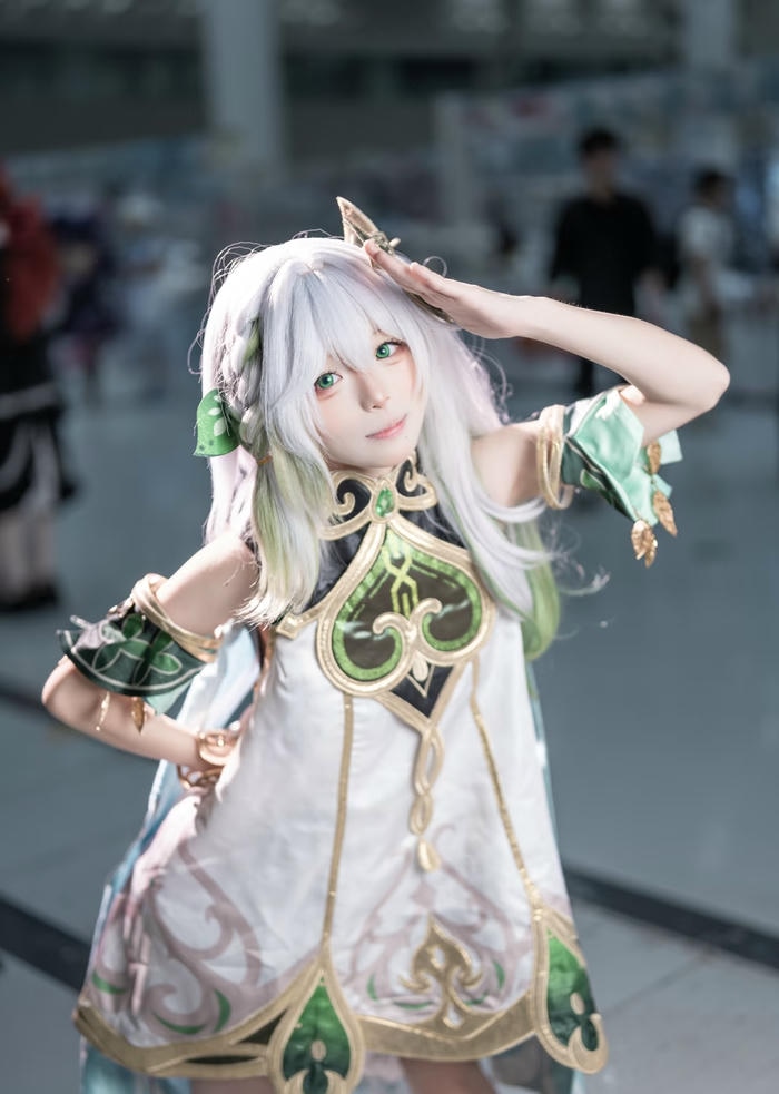 Hình ảnh Nahida cosplay thần thái hiền hậu dễ gần