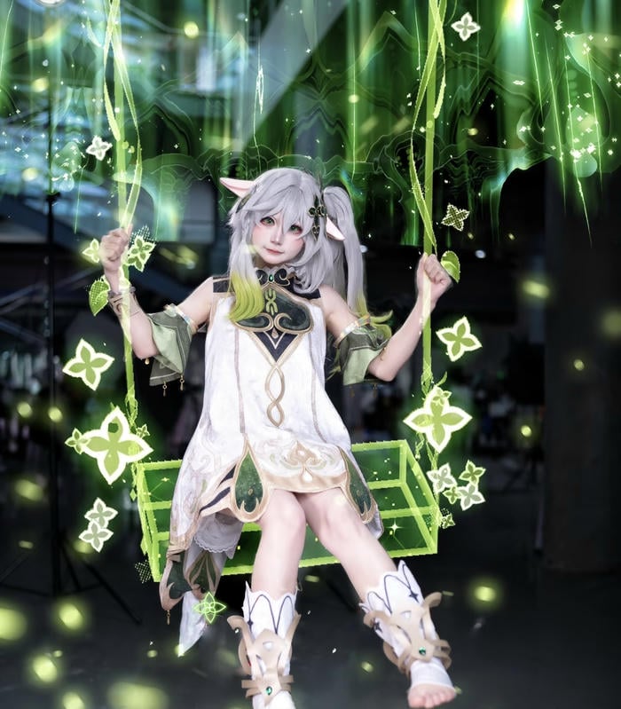 Hình ảnh Nahida cosplay trang phục bay nhẹ theo gió