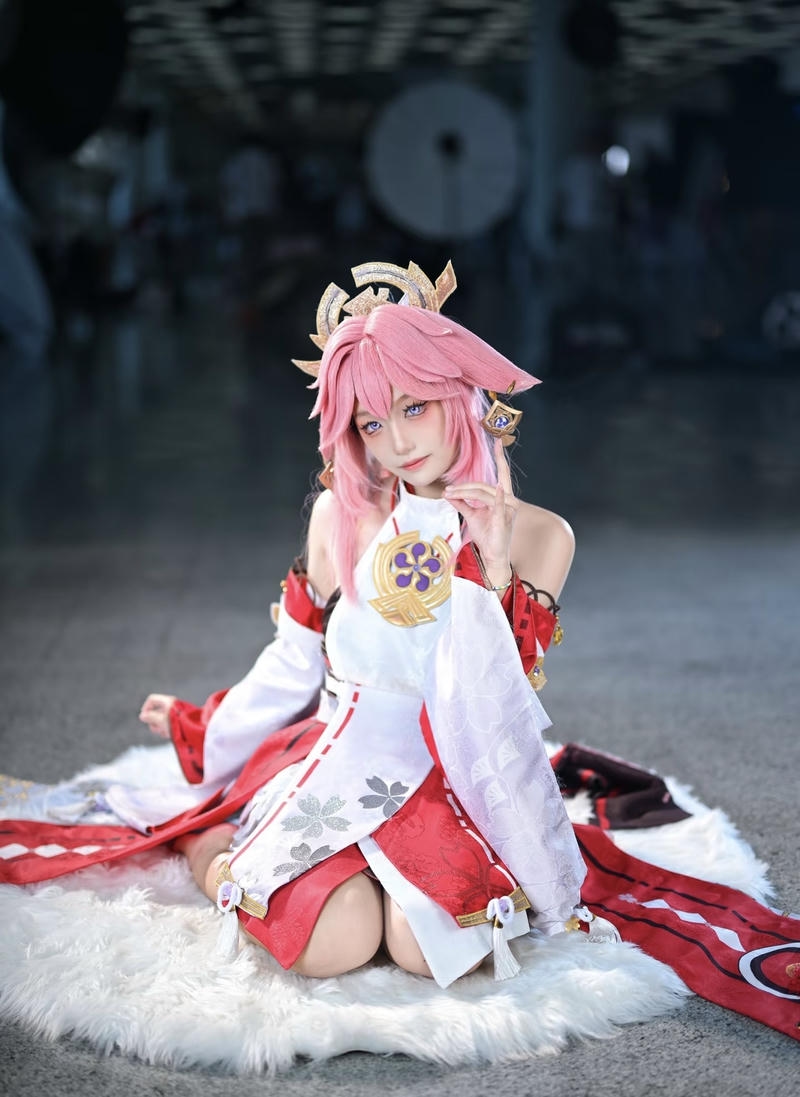 Hình ảnh Yae Miko cosplay ánh sáng trong trẻo đầy sức sống