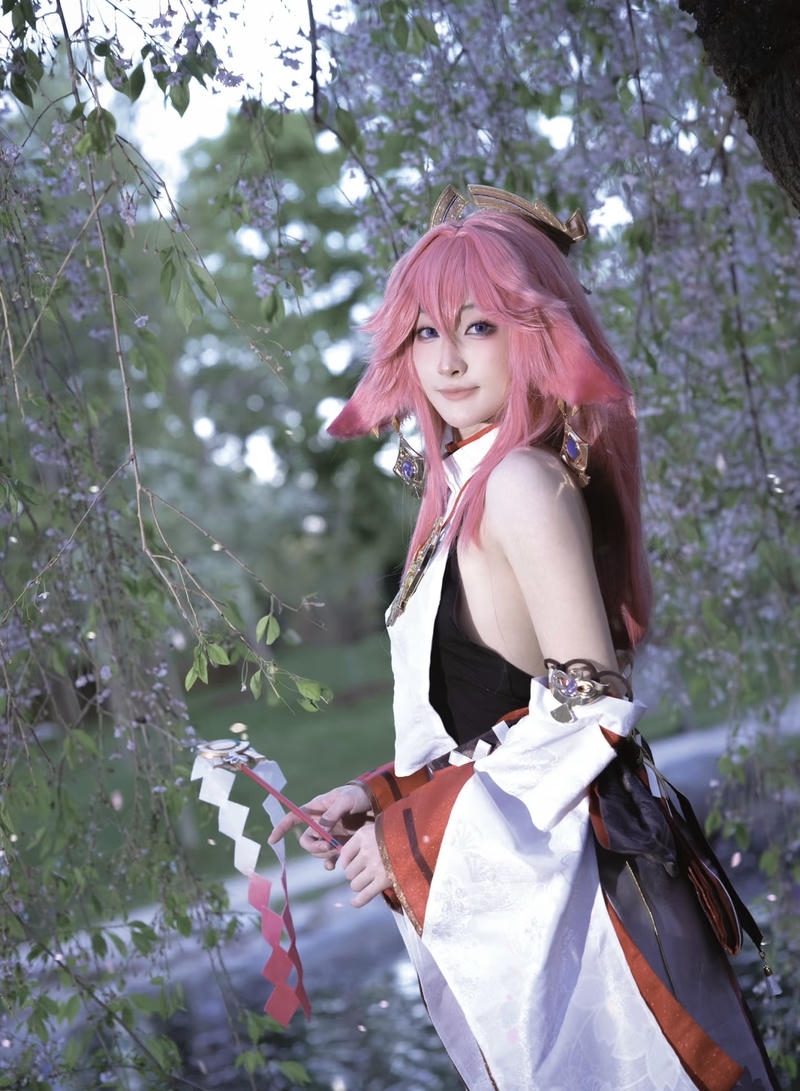 Hình ảnh Yae Miko cosplay với phong cách tinh tế và quyến rũ