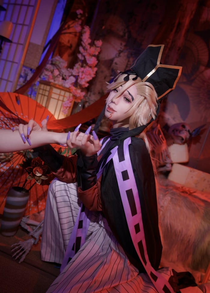 Hình ảnh cosplay Demon Slayer chàng trai đầu quấn khăn tối giản