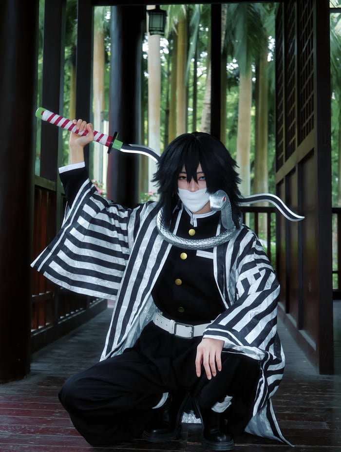 Hình ảnh cosplay Demon Slayer nhân vật cùng rắn trắng quấn cổ