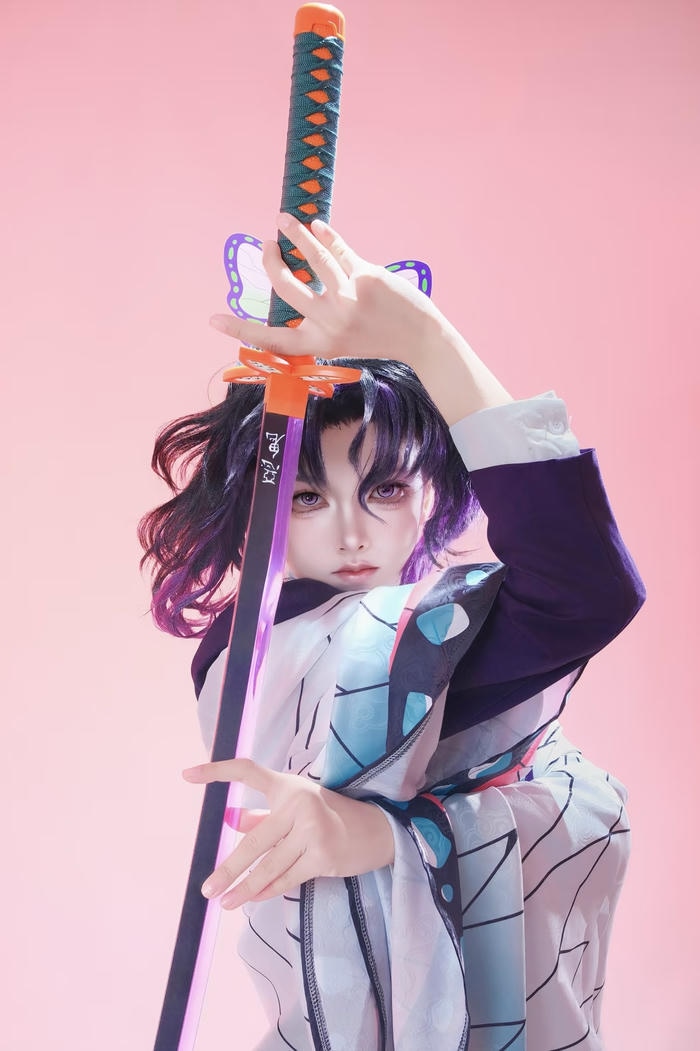 Hình ảnh cosplay Demon Slayer nữ kiếm sĩ ánh mắt kiên định