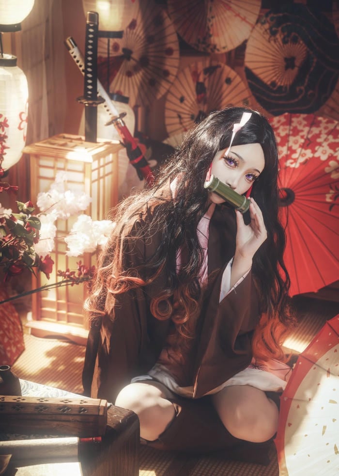 Hình ảnh cosplay Demon Slayer thiếu nữ cài hoa tím dịu dàng
