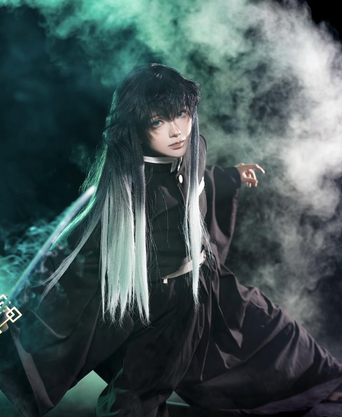 Hình ảnh cosplay Demon Slayer xạ thủ mang trang phục tối màu
