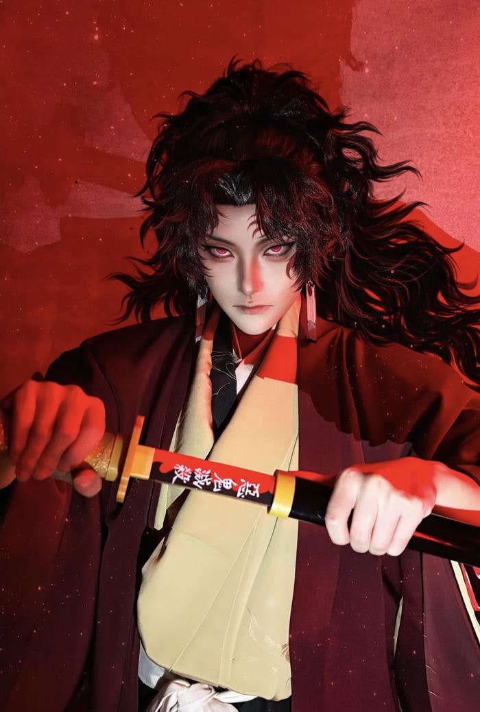 Hình cosplay Demon Slayer ác quỷ tóc xanh biểu cảm lạnh giá