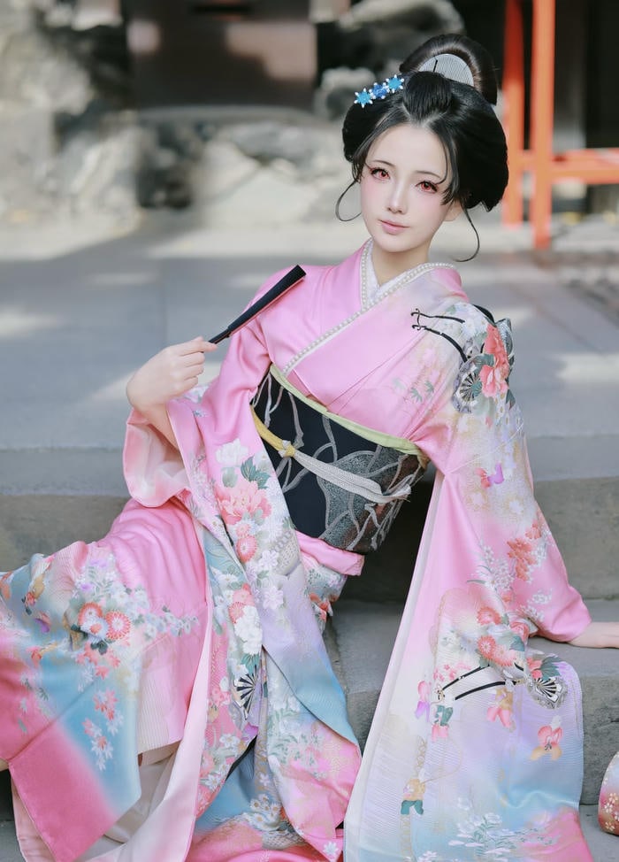 Hình cosplay Demon Slayer nữ quỷ đai lưng lụa sắc sảo