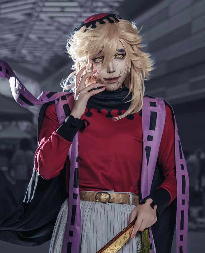 Hình cosplay Demon Slayer thiếu niên phong cách trầm lặng