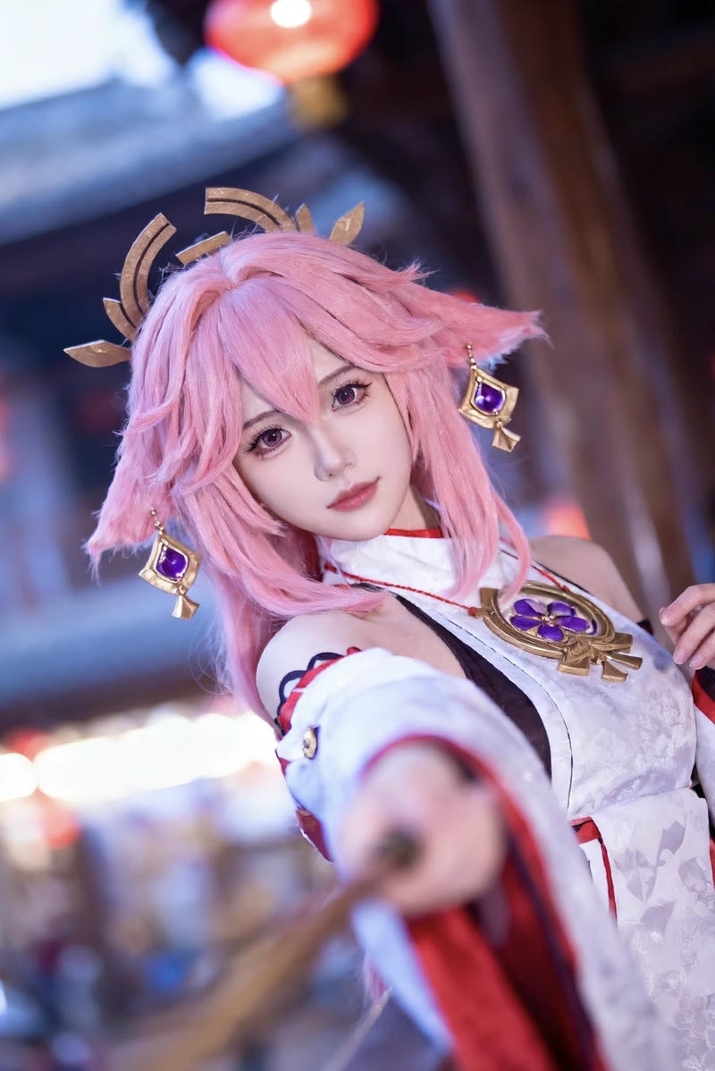 Nhân vật Yae Miko cosplay cảm giác quyền lực