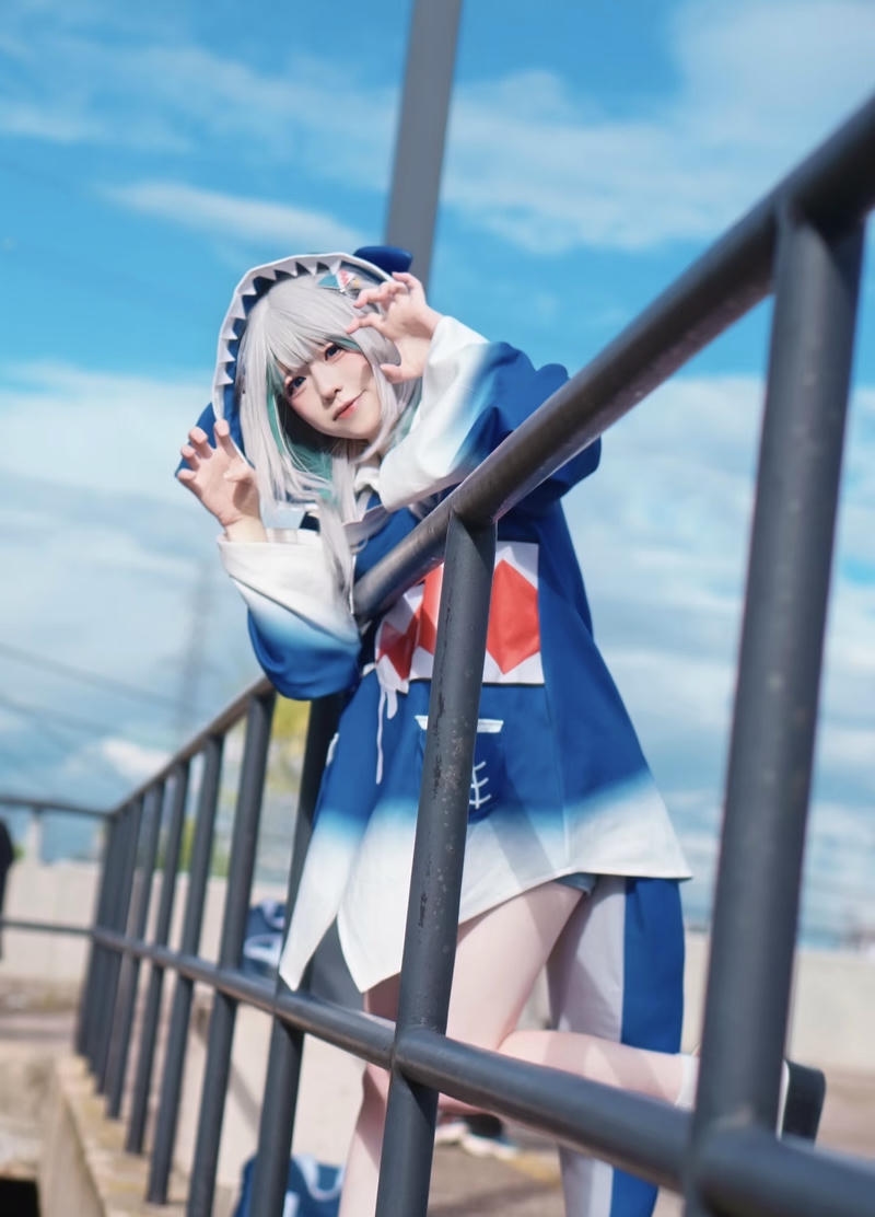 Nữ cosplayer tạo dáng cute với outfit cá mập anime
