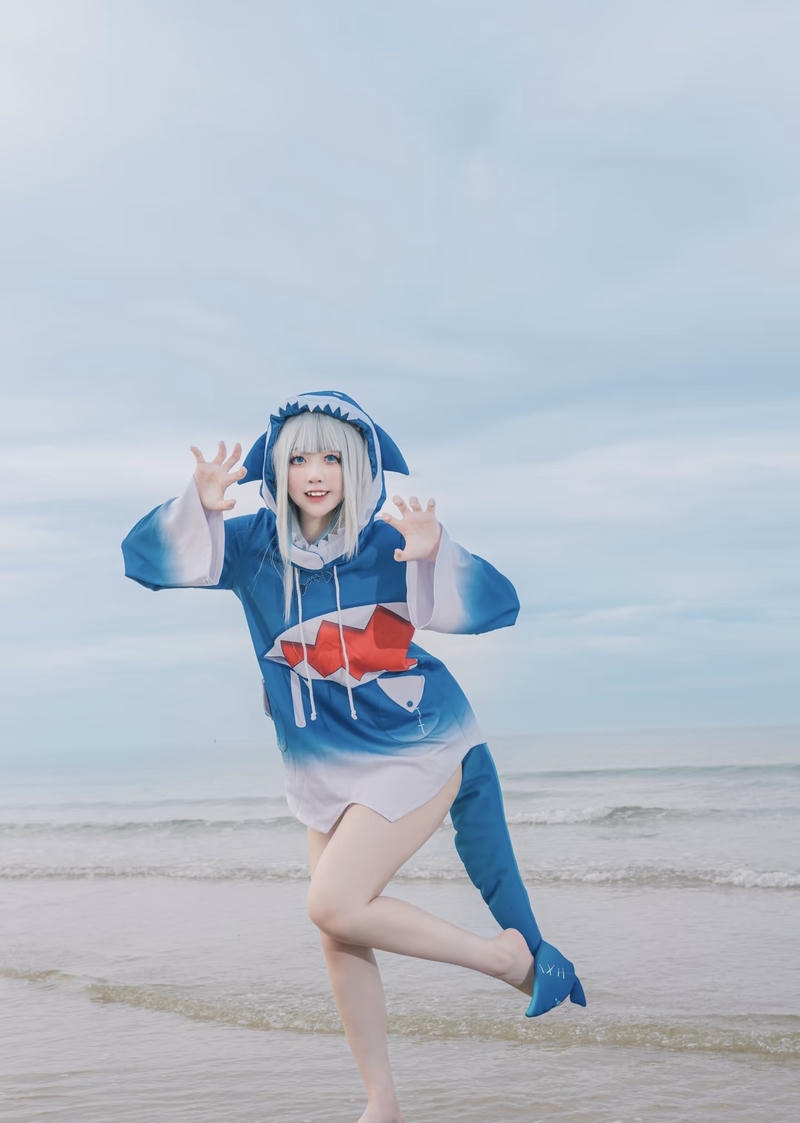 Nữ cosplayer tạo dáng tự nhiên Yaoyaoqwq Gawr Gura cosplay