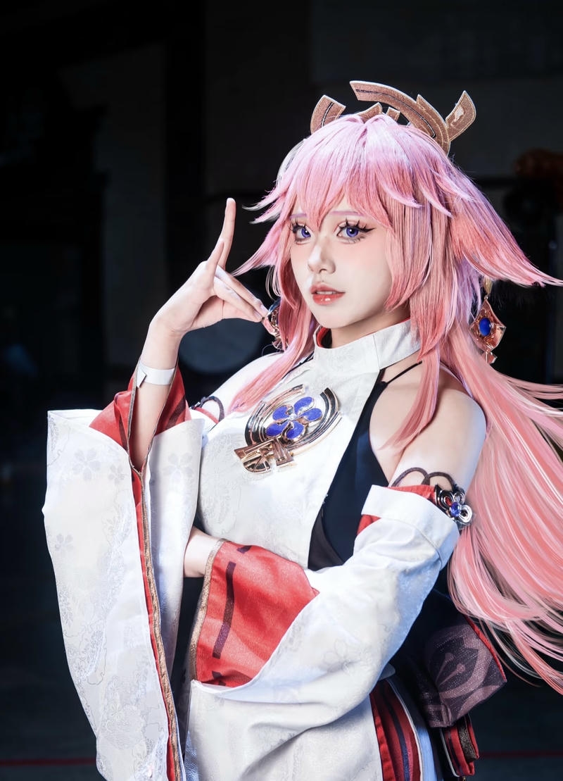Tạo hình Yae Miko cosplay phong cách hiện đại kết hợp cổ điển