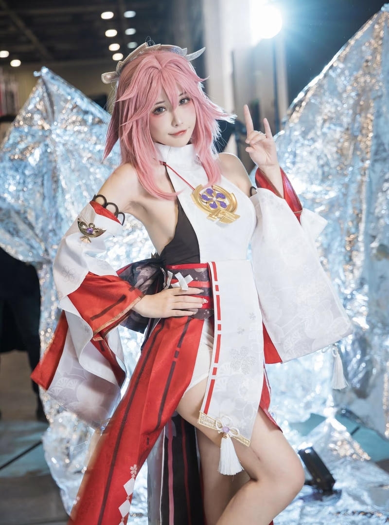Tạo hình Yae Miko cosplay trong không gian tối nhẹ ấn tượng